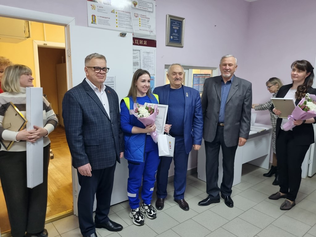 Руководитель фракции КПРФ в Мособлдуме Александр Наумов поздравил сотрудников Можайской подстанции скорой помощи