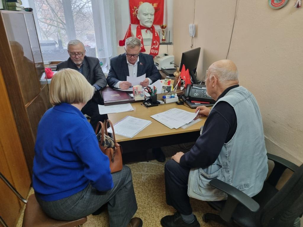Руководитель фракции КПРФ в Мособлдуме Александр Наумов провел прием жителей в Можайске