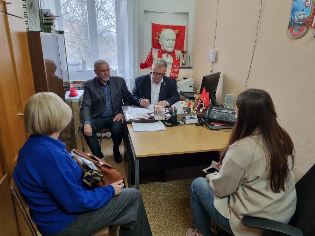 Руководитель фракции КПРФ в Мособлдуме Александр Наумов провел прием жителей в Можайске