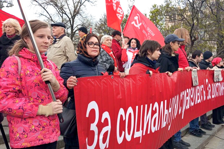 Советские офицеры и члены их семей приняли участие в Первомайской маёвке