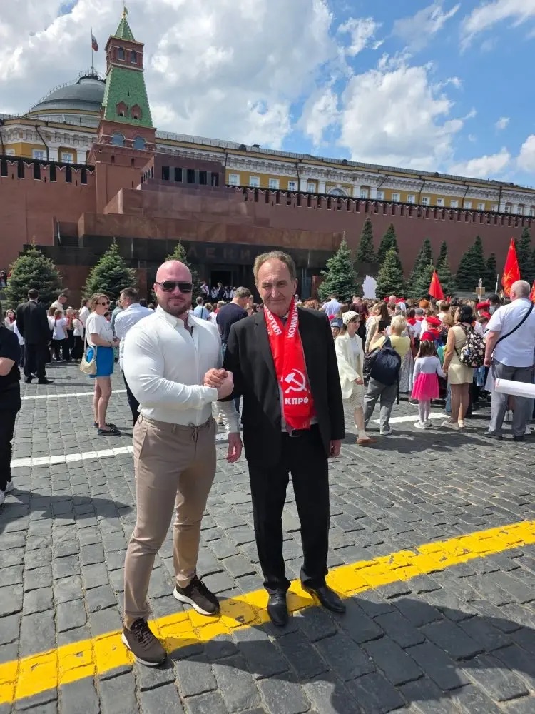 Дмитровские пионеры на торжественной линейке в ознаменование 104-й годовщины со дня создания Пионерской организации