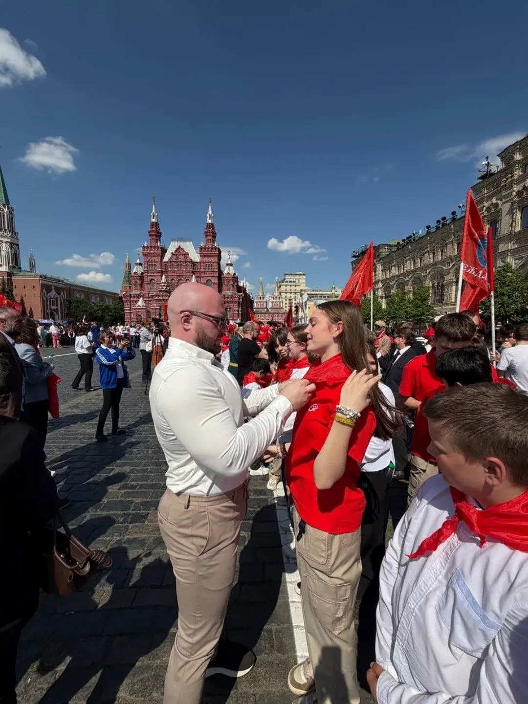 Дмитровские пионеры на торжественной линейке в ознаменование 104-й годовщины со дня создания Пионерской организации