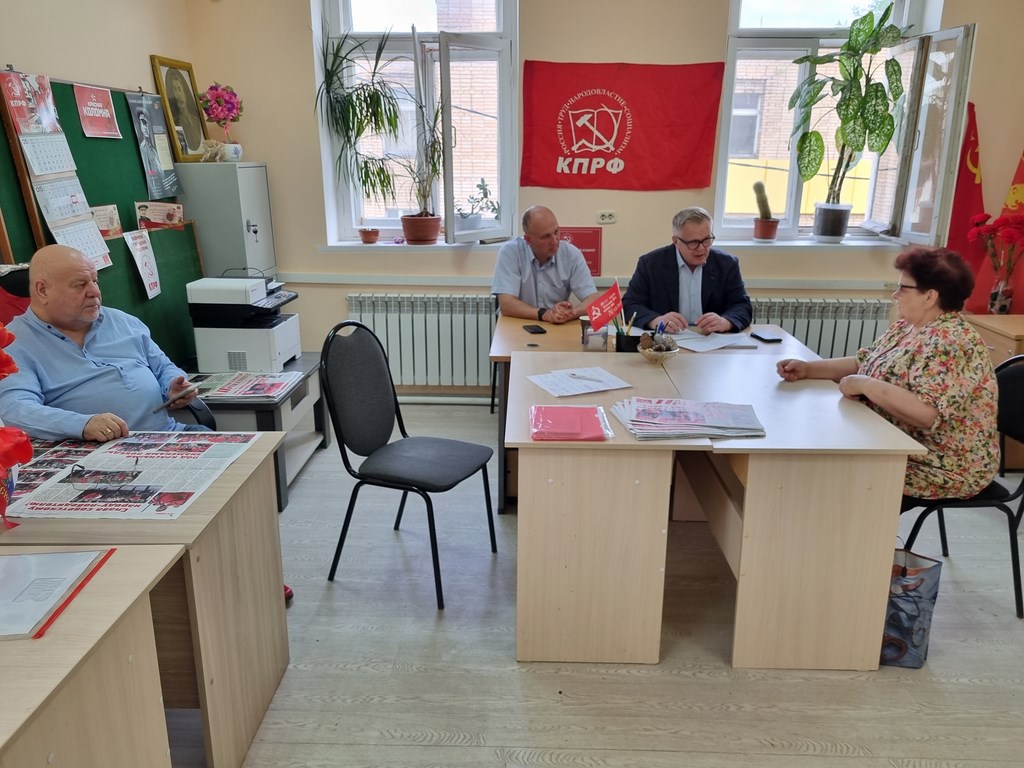 Руководитель фракции КПРФ Александр Наумов провел прием граждан в подмосковных Озерах