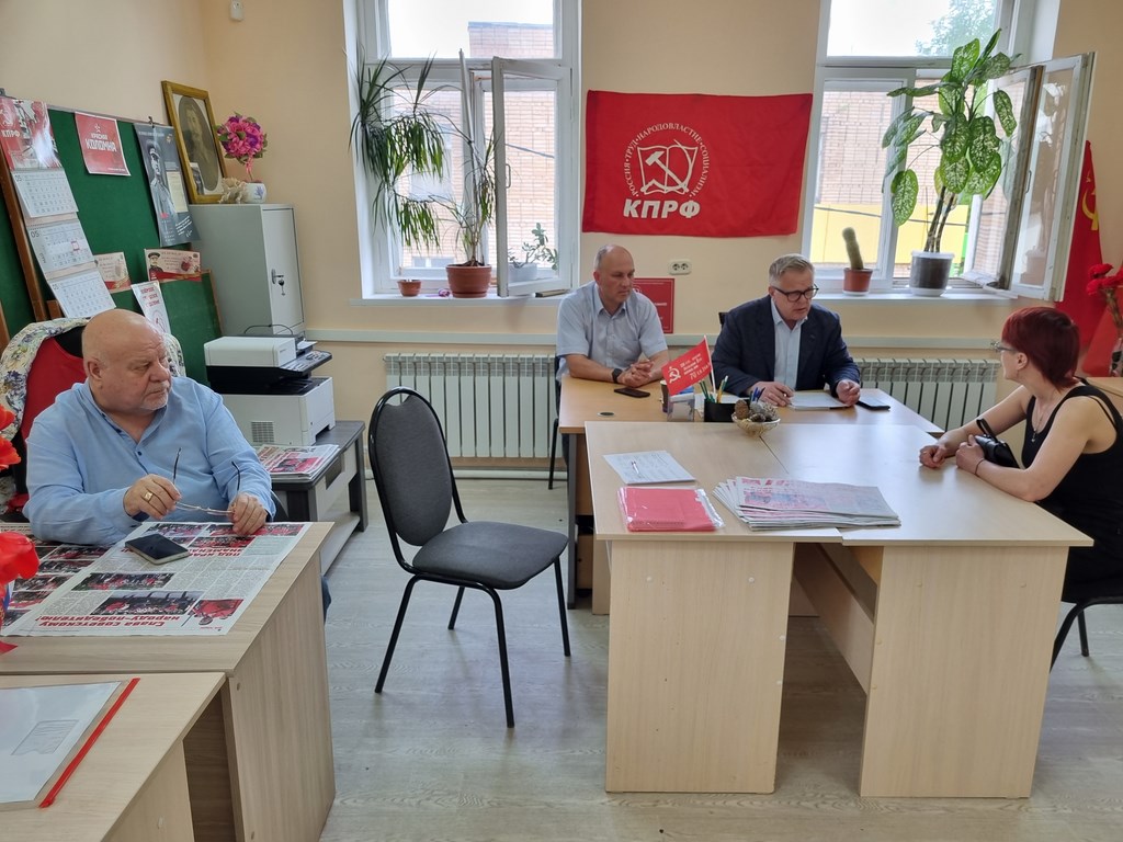 Руководитель фракции КПРФ Александр Наумов провел прием граждан в подмосковных Озерах