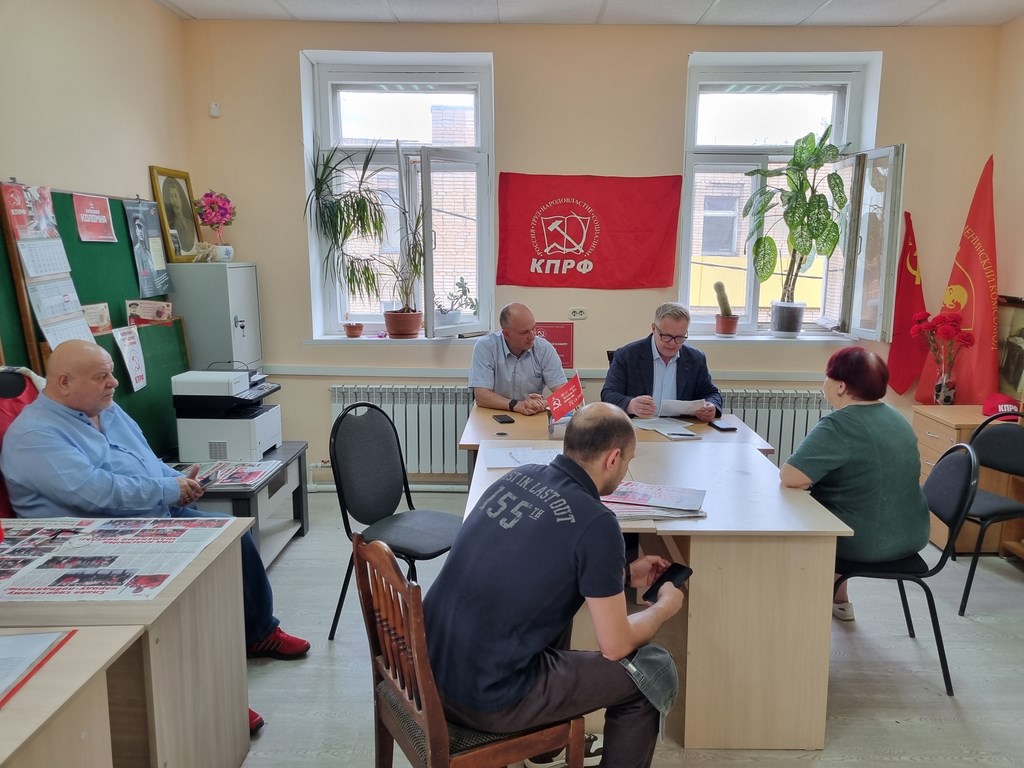Руководитель фракции КПРФ Александр Наумов провел прием граждан в подмосковных Озерах