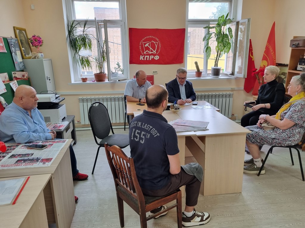 Руководитель фракции КПРФ Александр Наумов провел прием граждан в подмосковных Озерах