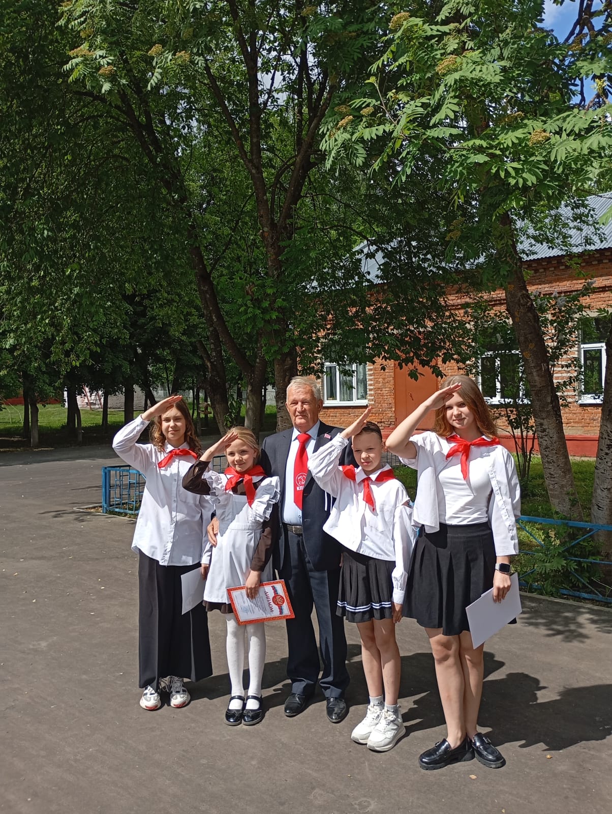 Воскресенские коммунисты поздравили выпускников