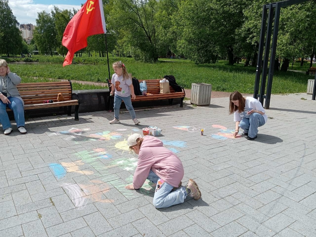 Коммунисты Долгопрудного поздравили жителей города с Международным днем защиты детей!
