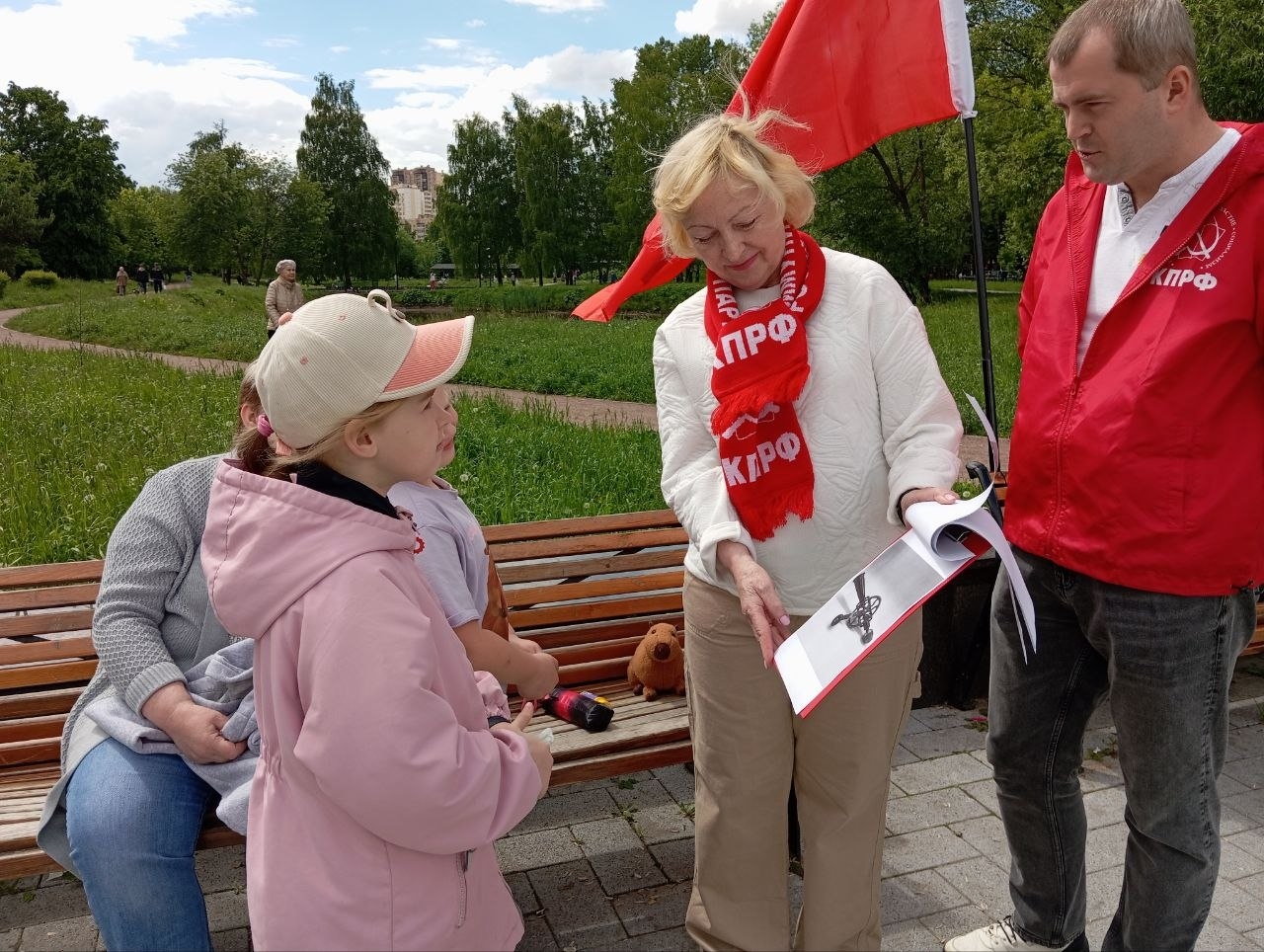 Коммунисты Долгопрудного поздравили жителей города с Международным днем защиты детей!