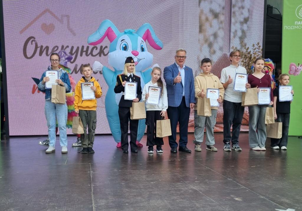 Руководитель фракции КПРФ в Мособлдуме Александр Наумов поздравил маленький жителей Домодедово с Днем защиты детей