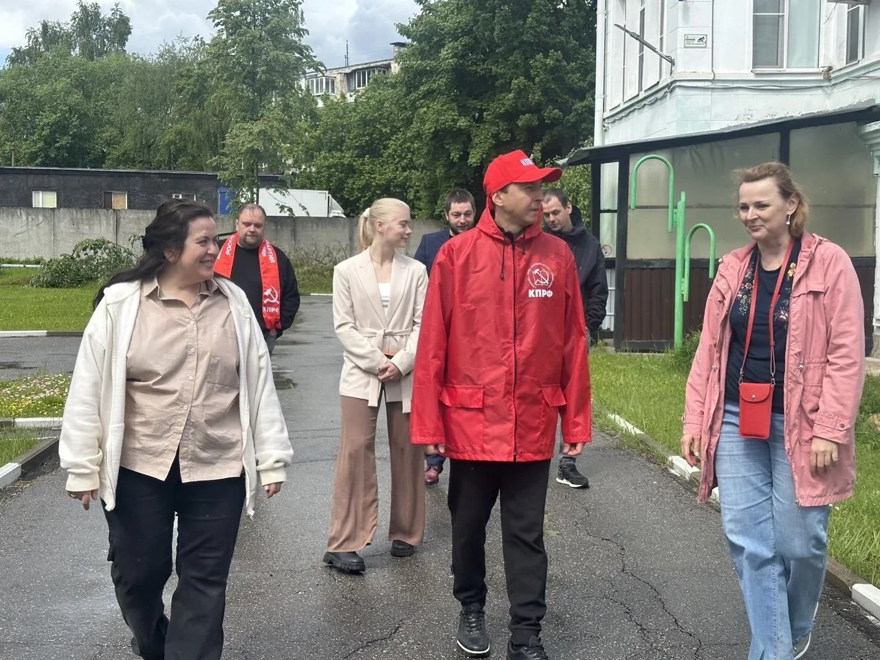 В День защиты детей коммунисты Лобни посетили Краснополянский специализированный дом ребенка
