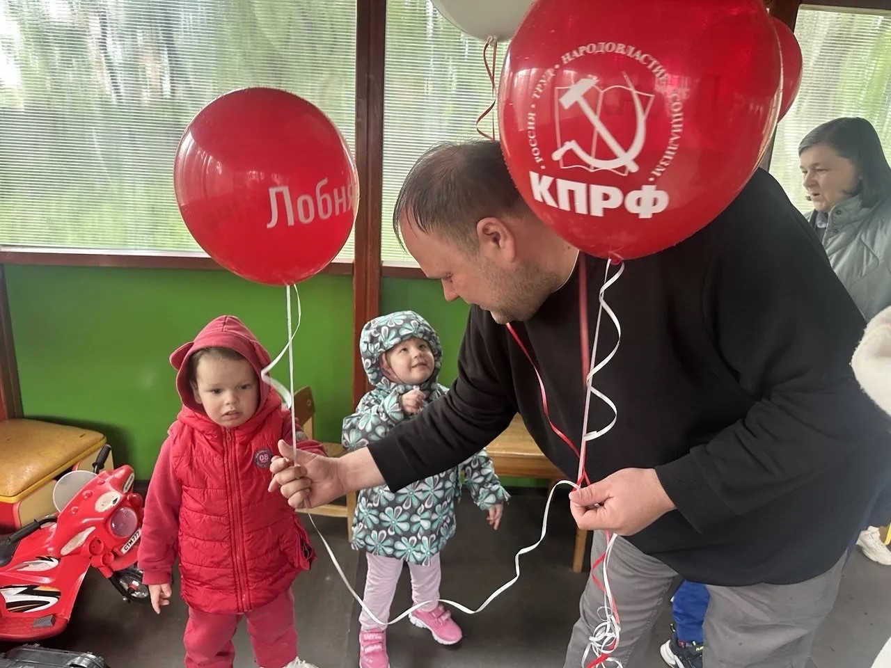 В День защиты детей коммунисты Лобни посетили Краснополянский специализированный дом ребенка