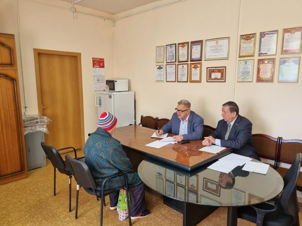 Руководитель фракции КПРФ в Мособлдуме Александр Наумов провел прием граждан в Кашире