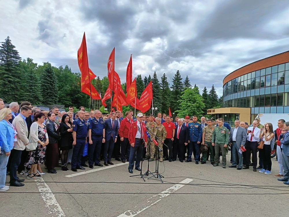 Центральный Комитет КПРФ и Общероссийский Штаб протестного движения 19 июня отправили из подмосковных «Снегирей» в зону боевых действий очередной, 156-й гуманитарный конвой