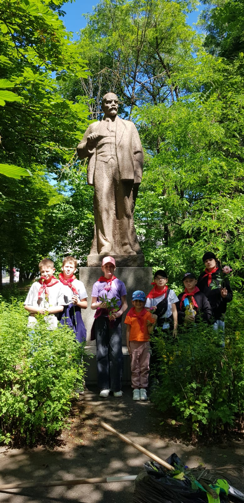 В Королёве пионеры Королёвского городского отделения КПРФ провели субботник
