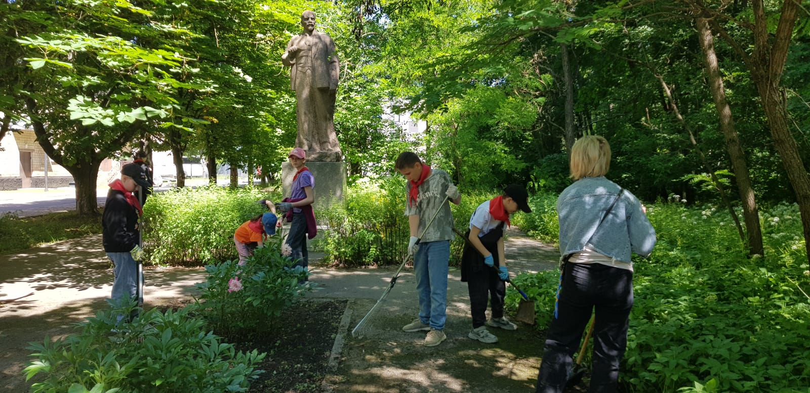 В Королёве пионеры Королёвского городского отделения КПРФ провели субботник