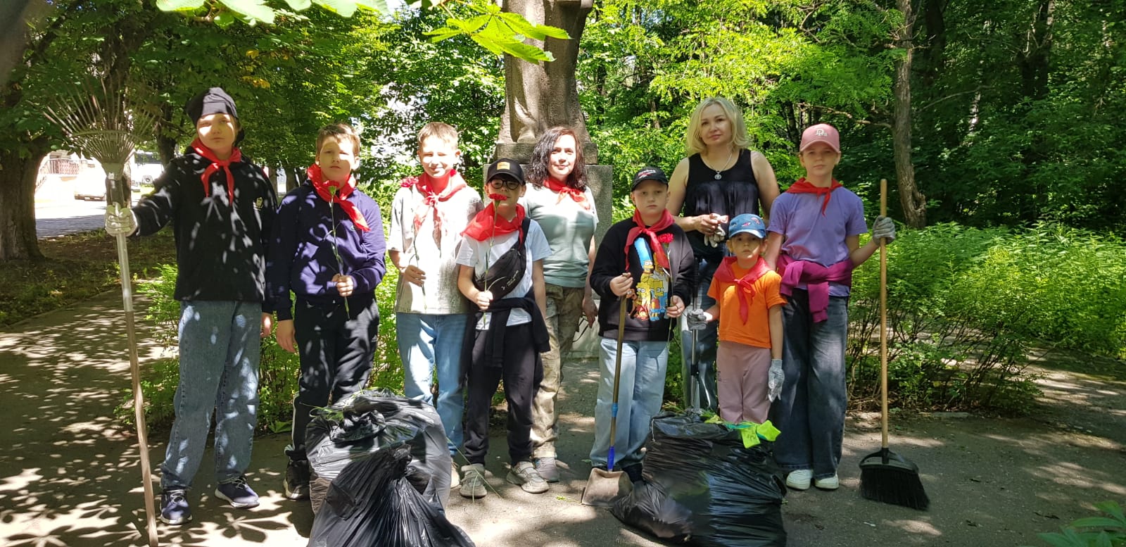 В Королёве пионеры Королёвского городского отделения КПРФ провели субботник