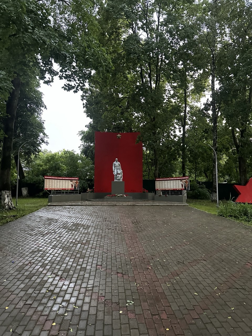 В День памяти и скорби коммунисты Лобни возложили цветы к мемориалам