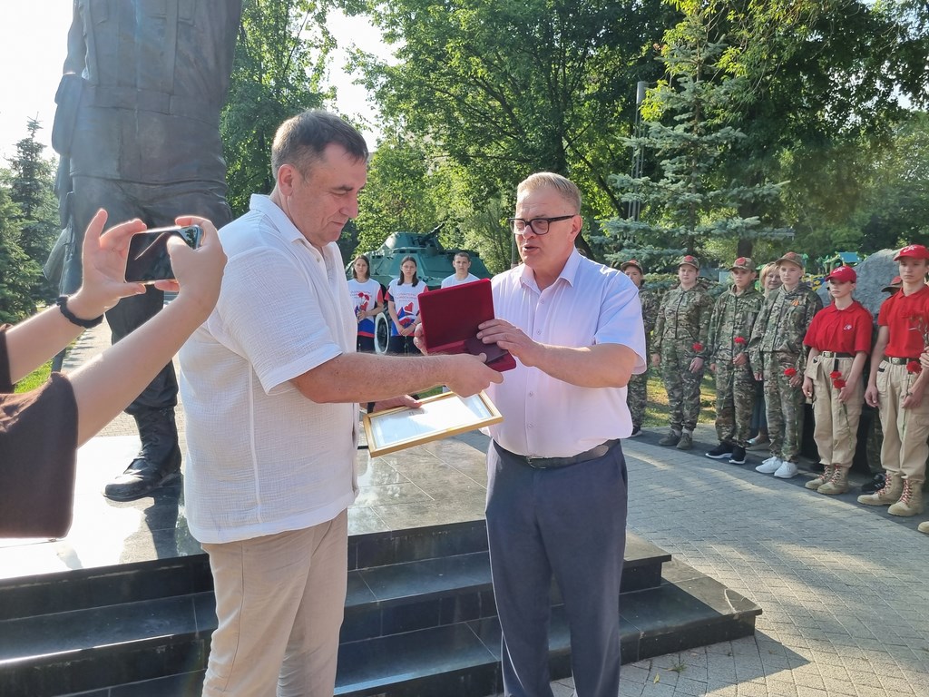 Руководитель фракции КПРФ в Мособлдуме Александр Наумов поздравил ветеранов боевых действий в городском округе Ступино