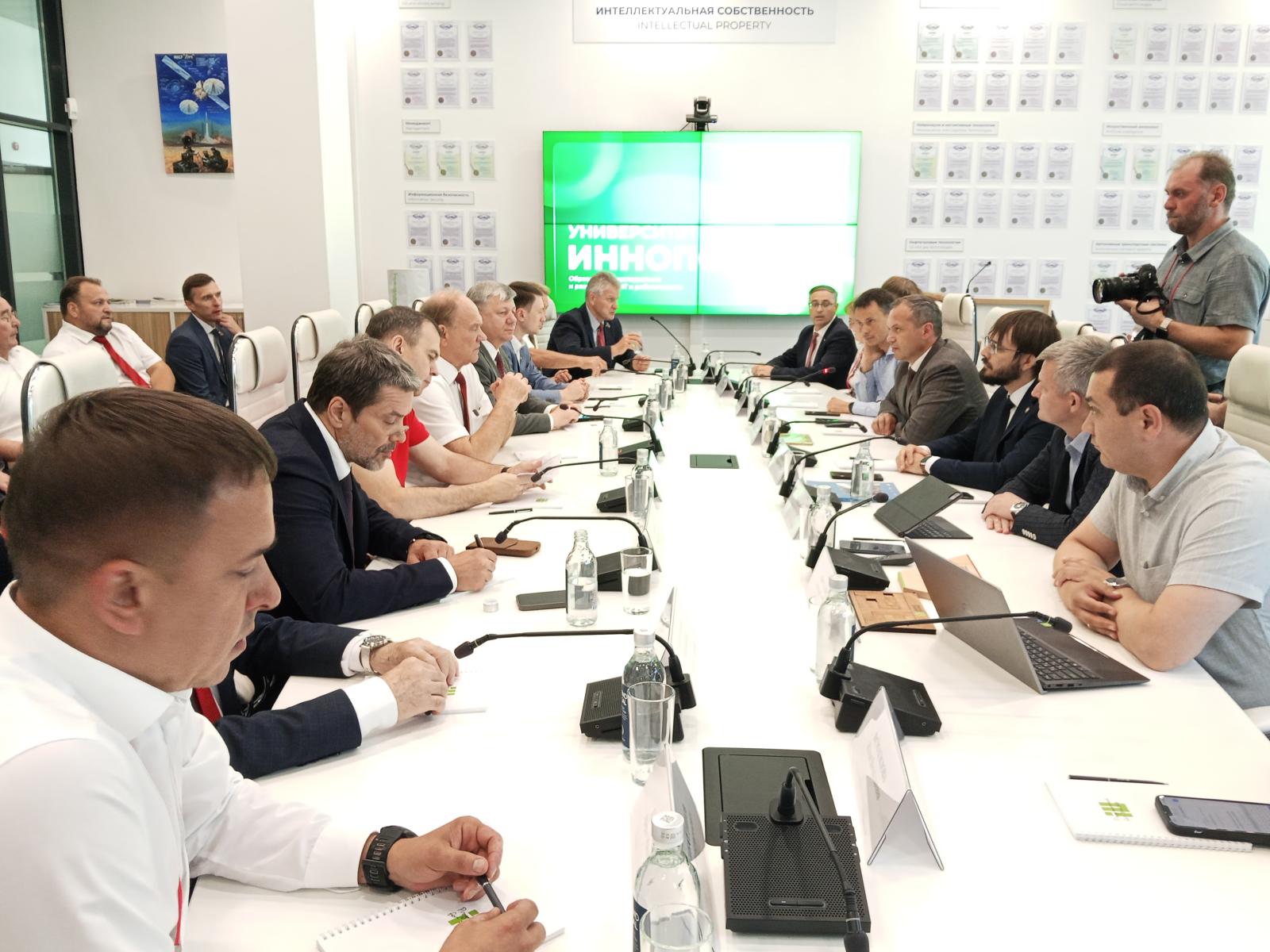 Г.А. Зюганов прибыл с рабочим визитом в Казань и возложил цветы к памятнику В.И. Ленина