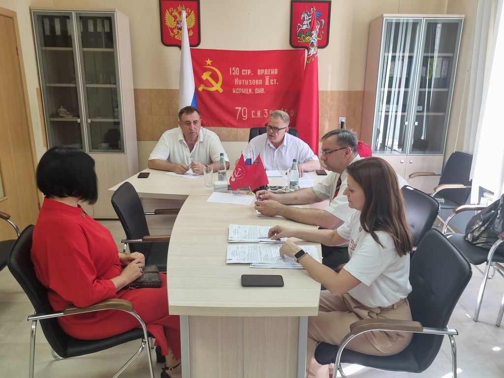 Руководитель фракции КПРФ в Мособлдуме Александр Наумов провел прием граждан в Ступино