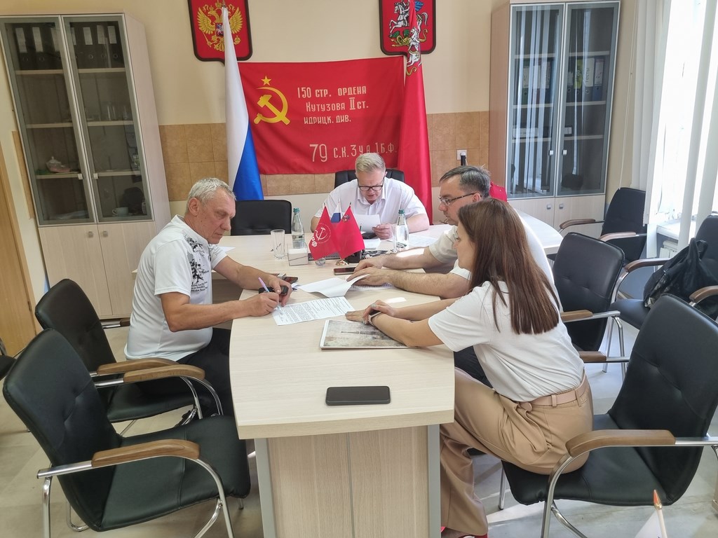 Руководитель фракции КПРФ в Мособлдуме Александр Наумов провел прием граждан в Ступино