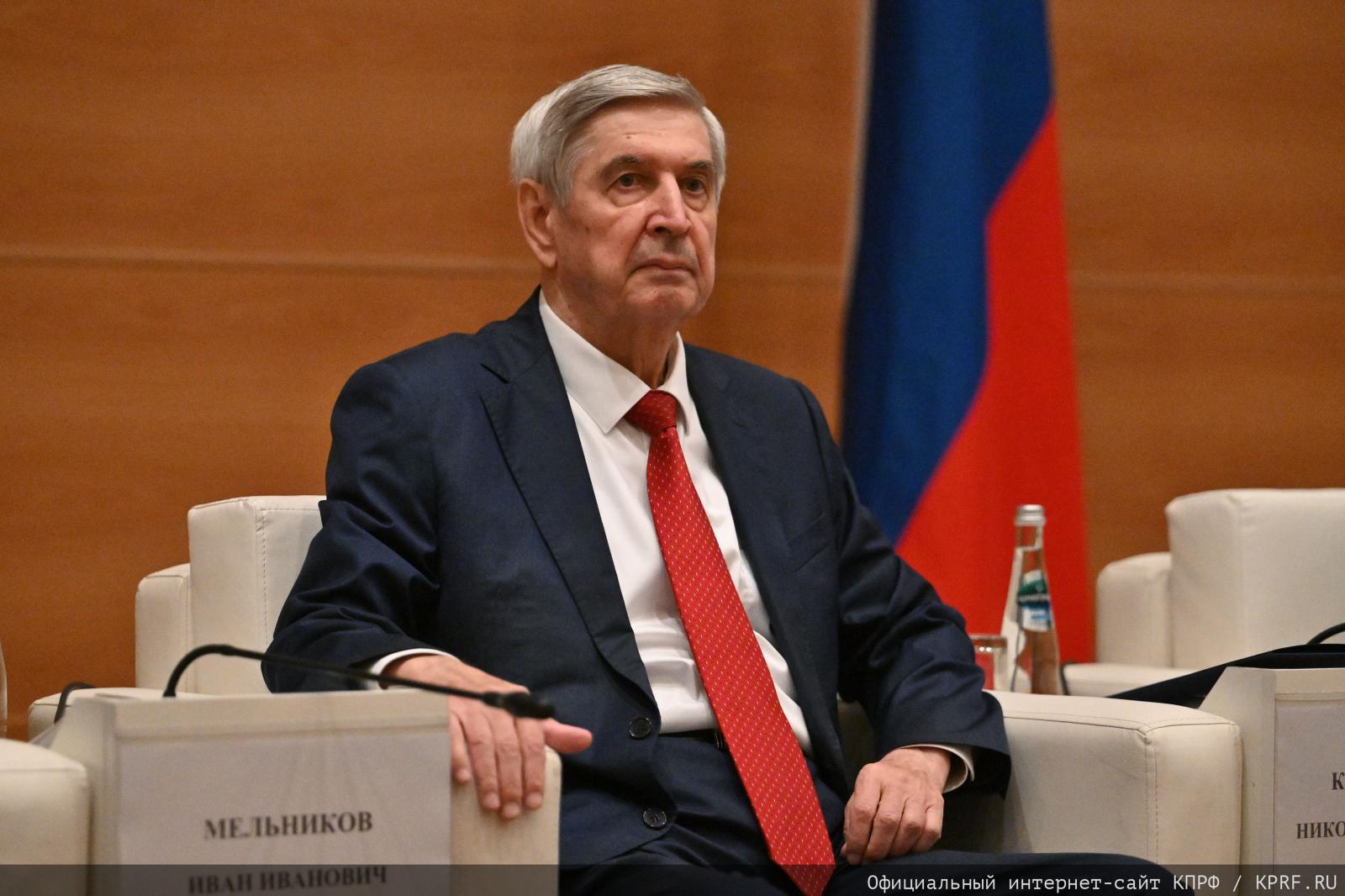 Мирный путь бюллетеня или винтовка с булыжником: Геннадий Зюганов выступил на итоговом заседании фракции КПРФ