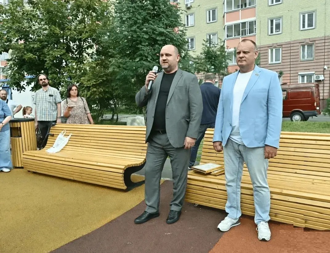 В Балашихе Олег Зверев принял участие в открытии современной детской площадки на улице Дмитриева