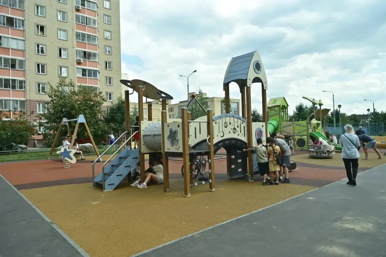 В Балашихе Олег Зверев принял участие в открытии современной детской площадки на улице Дмитриева