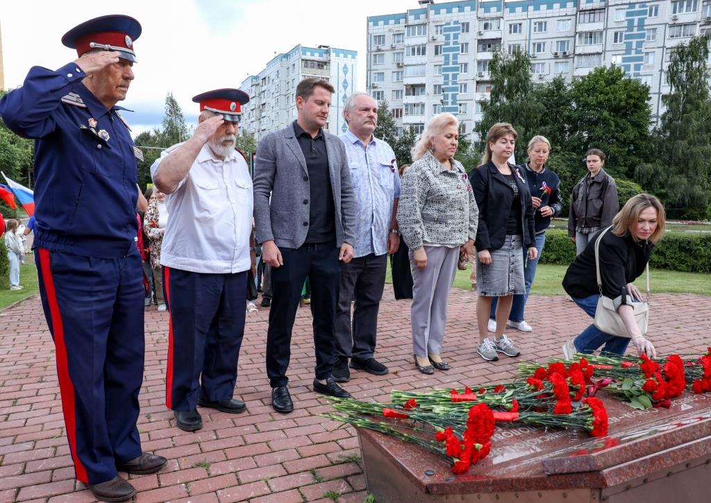 Депутат Артём Васильев почтил память лётчиков-героев в День ВВС России