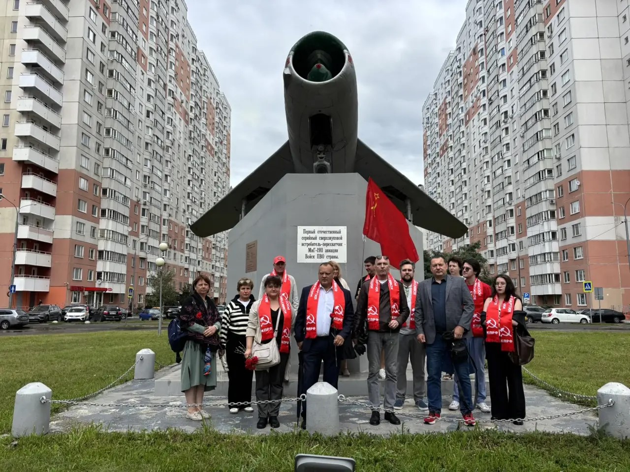 Коммунисты Балашихи почтили память героев-летчиков в День ВВС