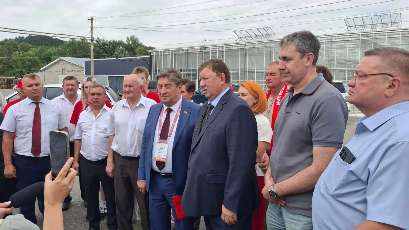 Владимир Кашин посетил тепличный комплекс «Весна» в Предгорном округе