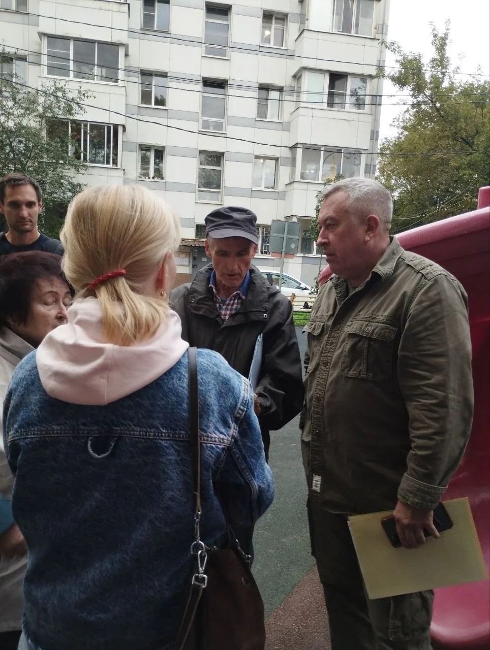 14 августа заместитель Председателя Совета депутатов городского округа Подольск А. В. Черепенников и М. А. Чириков провели встречу с жителями дома №66 по улице Комсомольская