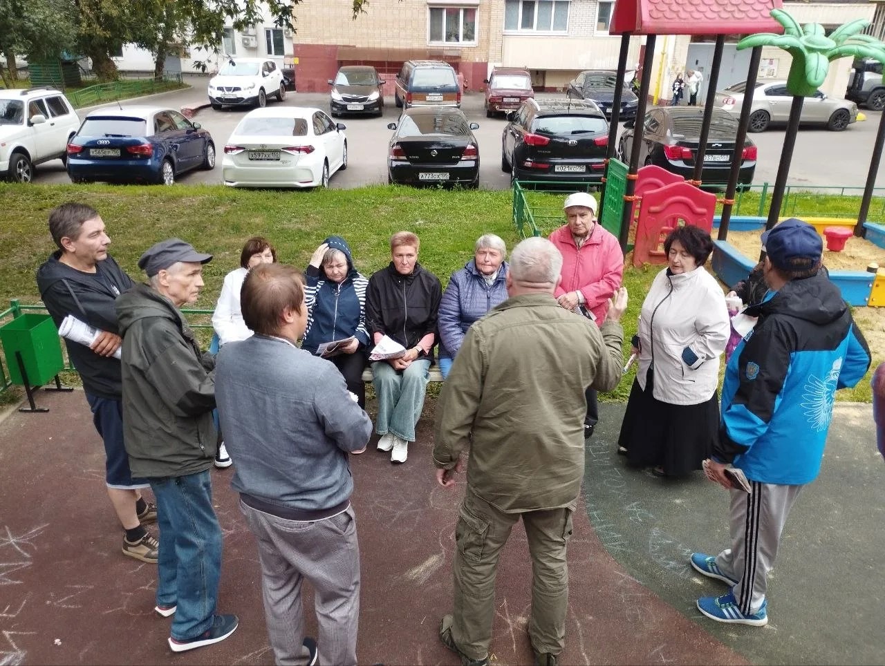 14 августа заместитель Председателя Совета депутатов городского округа Подольск А. В. Черепенников и М. А. Чириков провели встречу с жителями дома №66 по улице Комсомольская