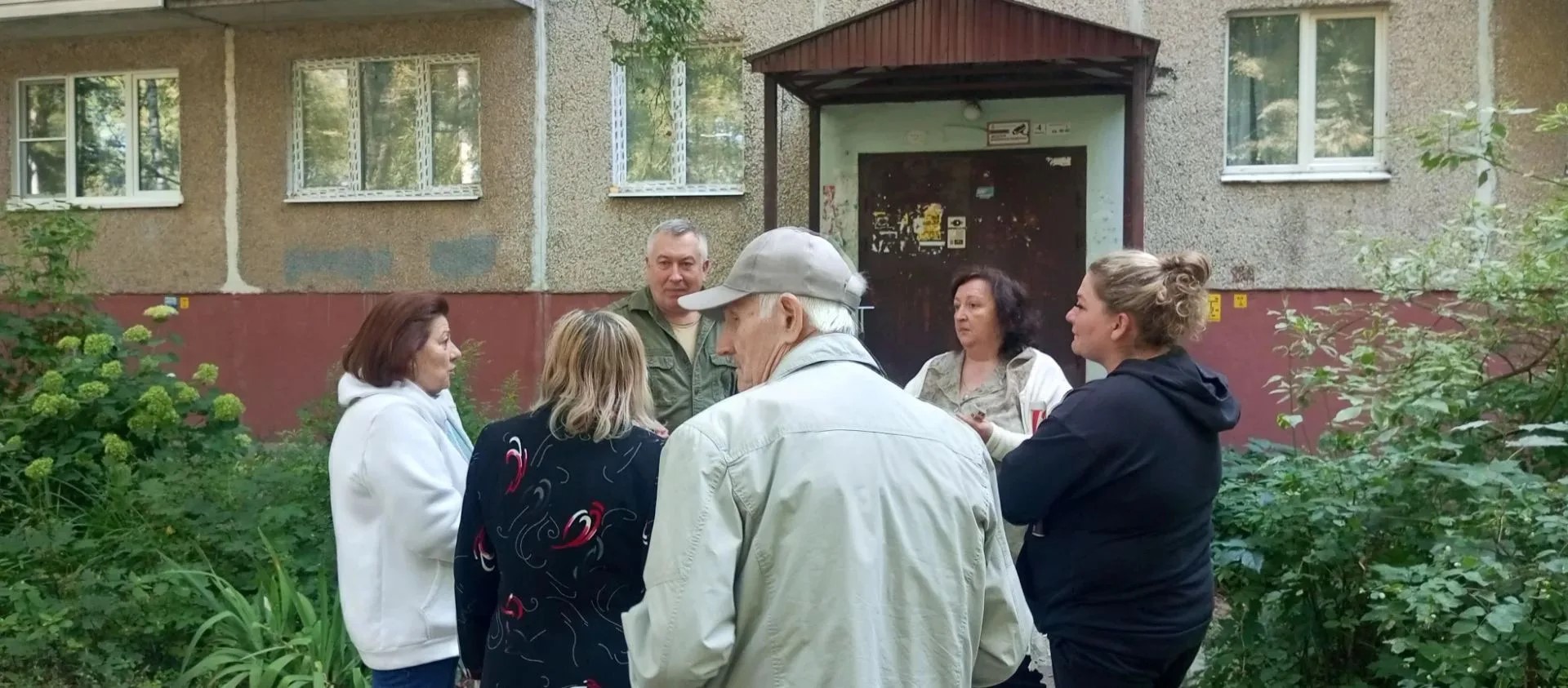 15 августа заместитель председателя Совета депутатов городского округа Подольск Андрей Черепенников и Михаил Чириков организовали встречи с жителями двух домов