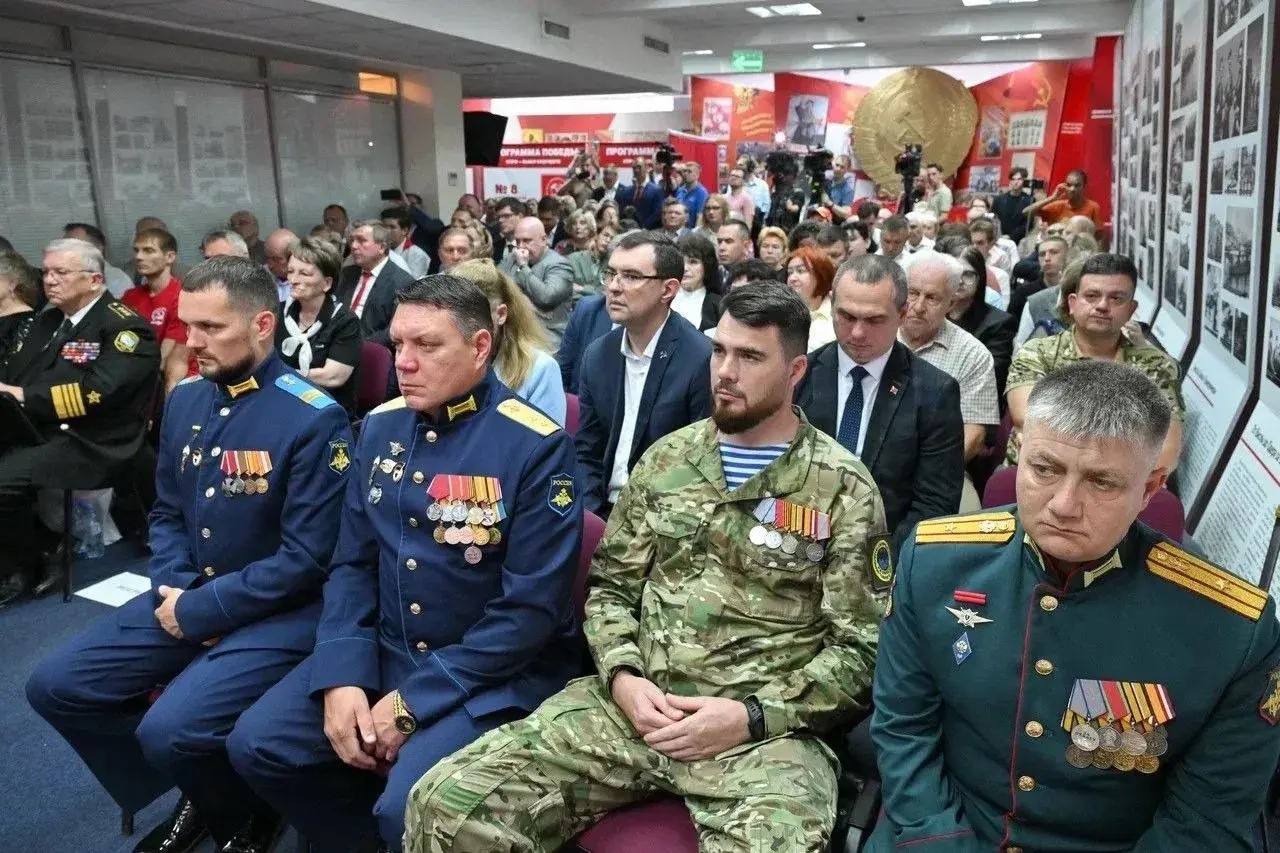 Первый заместитель председателя Совета депутатов городского округа Балашиха, руководитель фракции КПРФ Зверев Олег принял участие во встрече с Г.А. Зюгановым