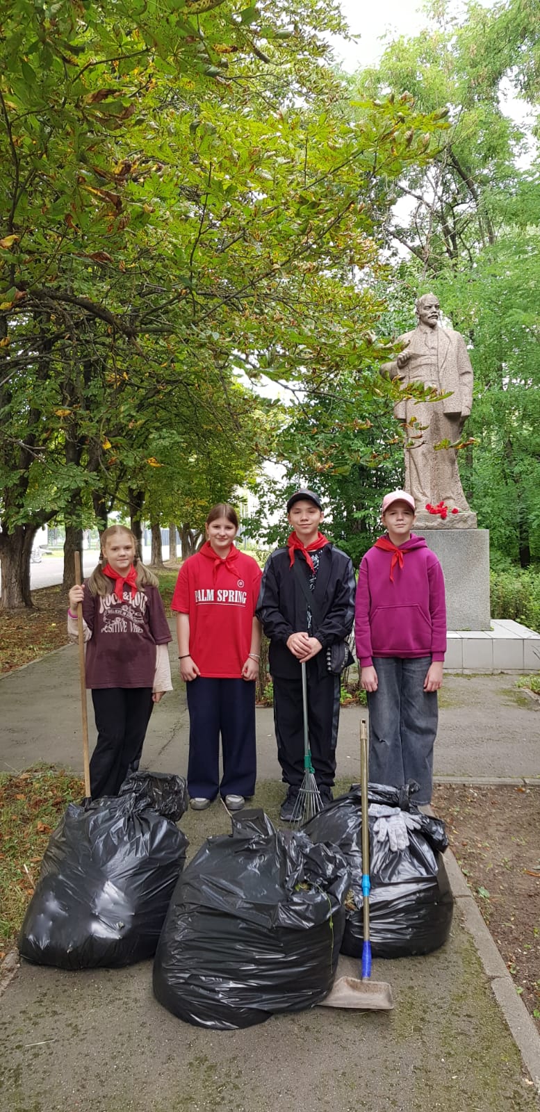 С заботой о родном городе: пионеры провели субботник у памятника Ленину!