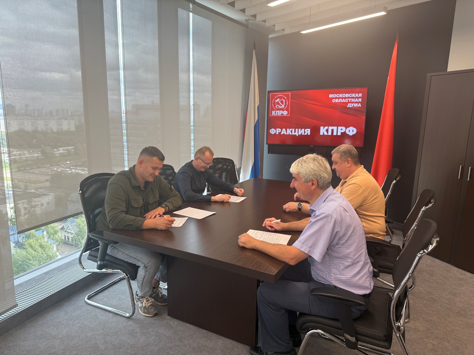 Константин Елисеев вручил Благодарность Мособлдумы участнику СВО младшему сержанту Арсению Старовойтову