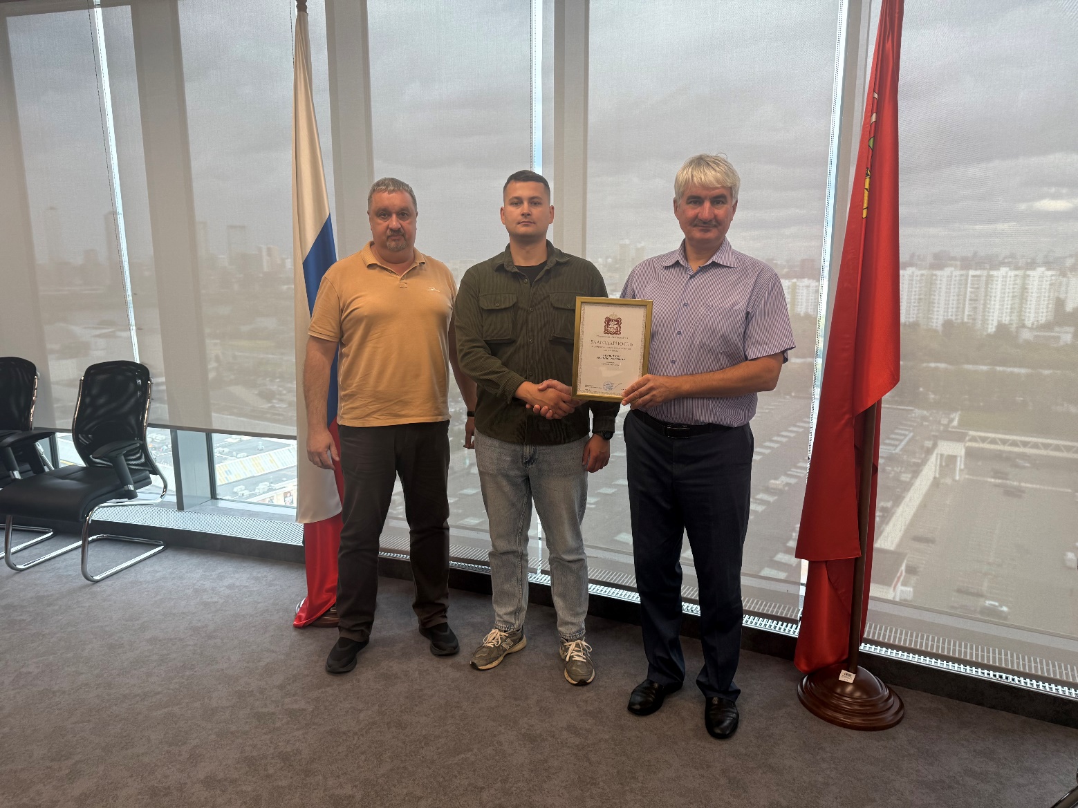 Константин Елисеев вручил Благодарность Мособлдумы участнику СВО младшему сержанту Арсению Старовойтову