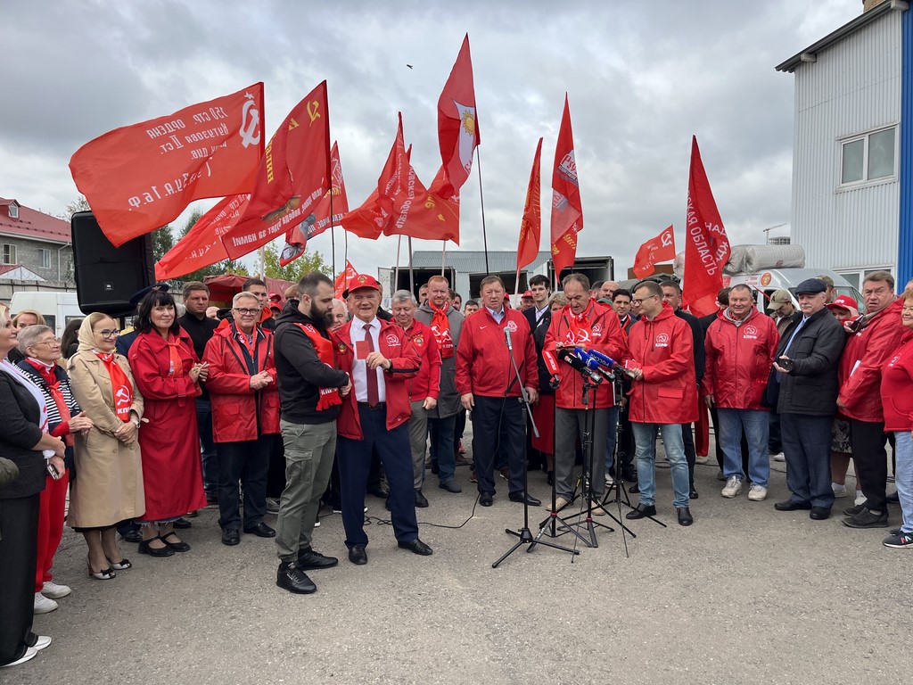 КПРФ отправила 159-й гуманитарный конвой под лозунгом «Все для Победы!»