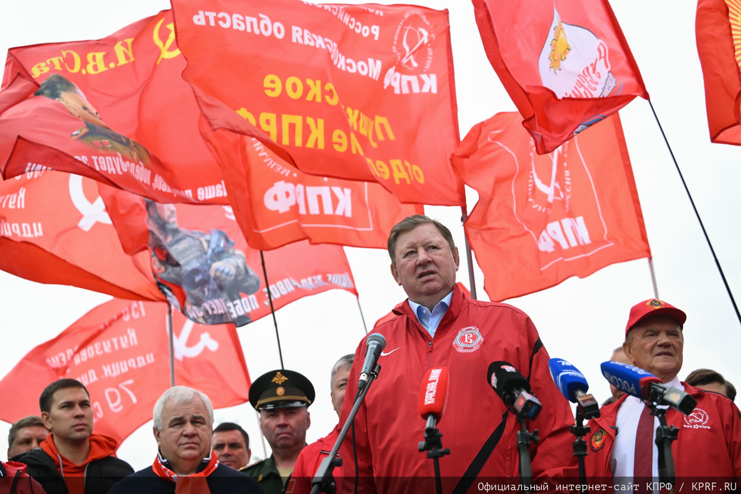 КПРФ отправила 159-й гуманитарный конвой под лозунгом «Все для Победы!»