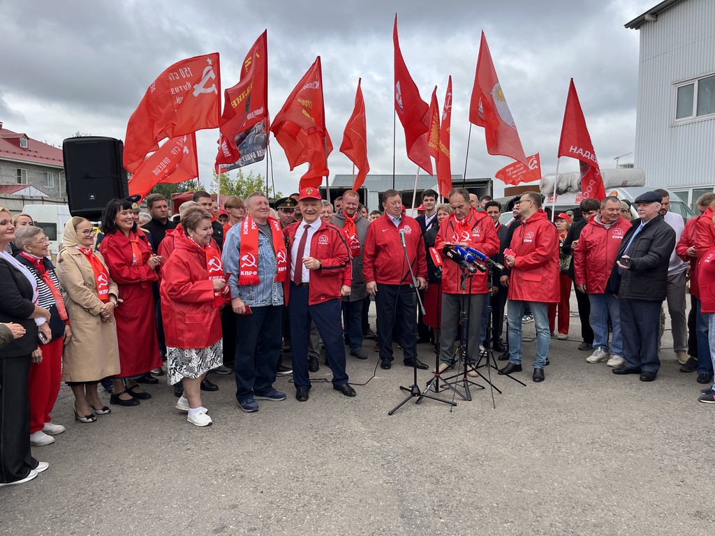 КПРФ отправила 159-й гуманитарный конвой под лозунгом «Все для Победы!»