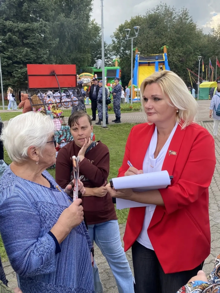 Депутат на празднике поселка Обухово