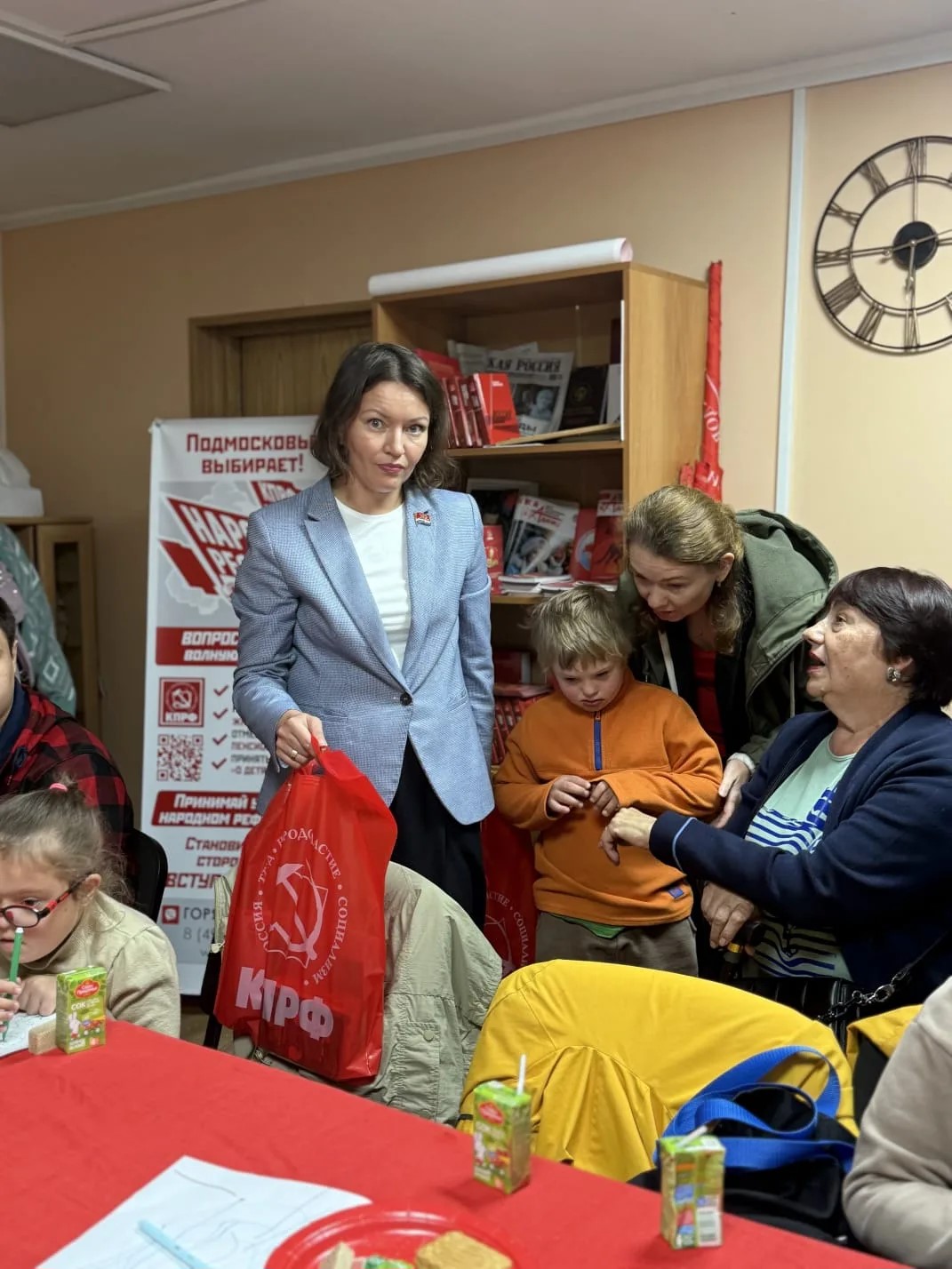 В канун Дня знаний Лыткаринское отделение КПРФ провело традиционную благотворительную встречу
