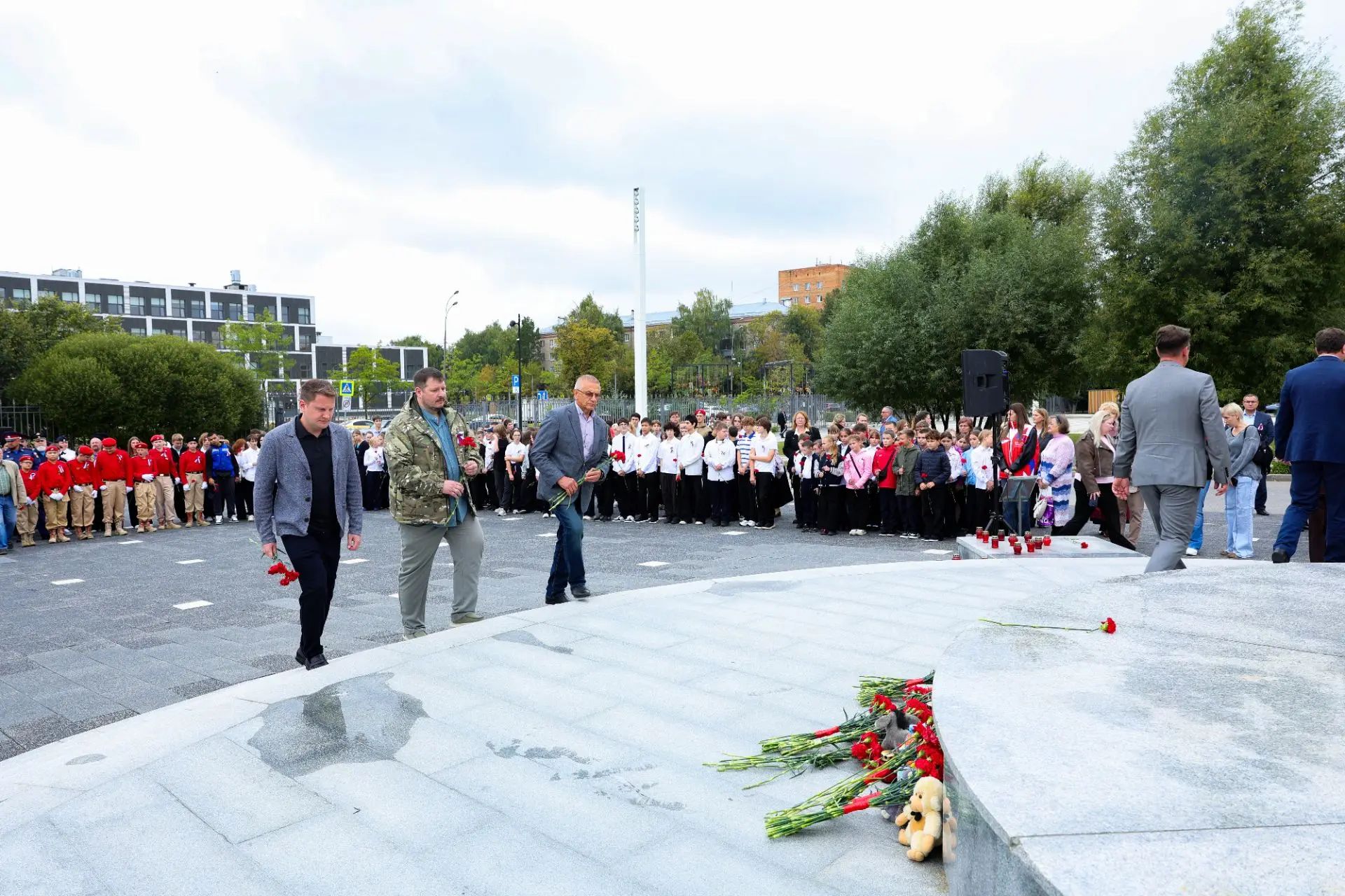 В Мытищах почтили память жертв Беслана: Артём Васильев принял участие в митинге у «Вечного огня»