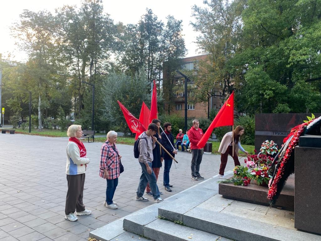 Коммунисты Долгопрудненского горкома КПРФ и их сторонники 3 сентября провели патриотическую акцию, посвященную Дню Победы над милитаристской Японией и окончанию Второй Мировой войны