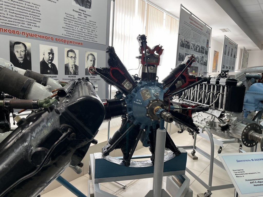 Геннадий Зюганов посетил Центральный музей ВВС в подмосковном Монино