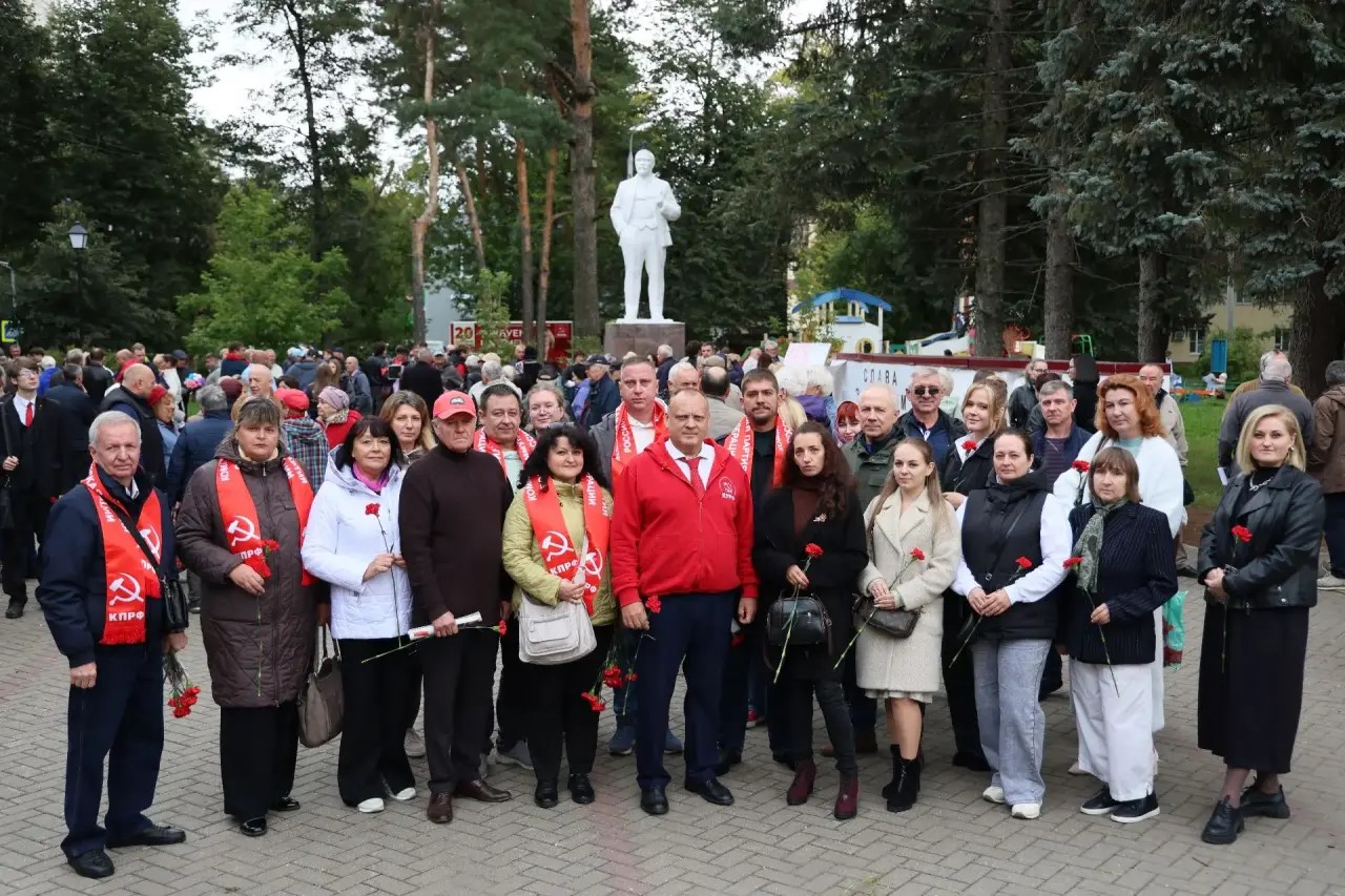 Балашихинские коммунисты почтили память Ленина в Монино