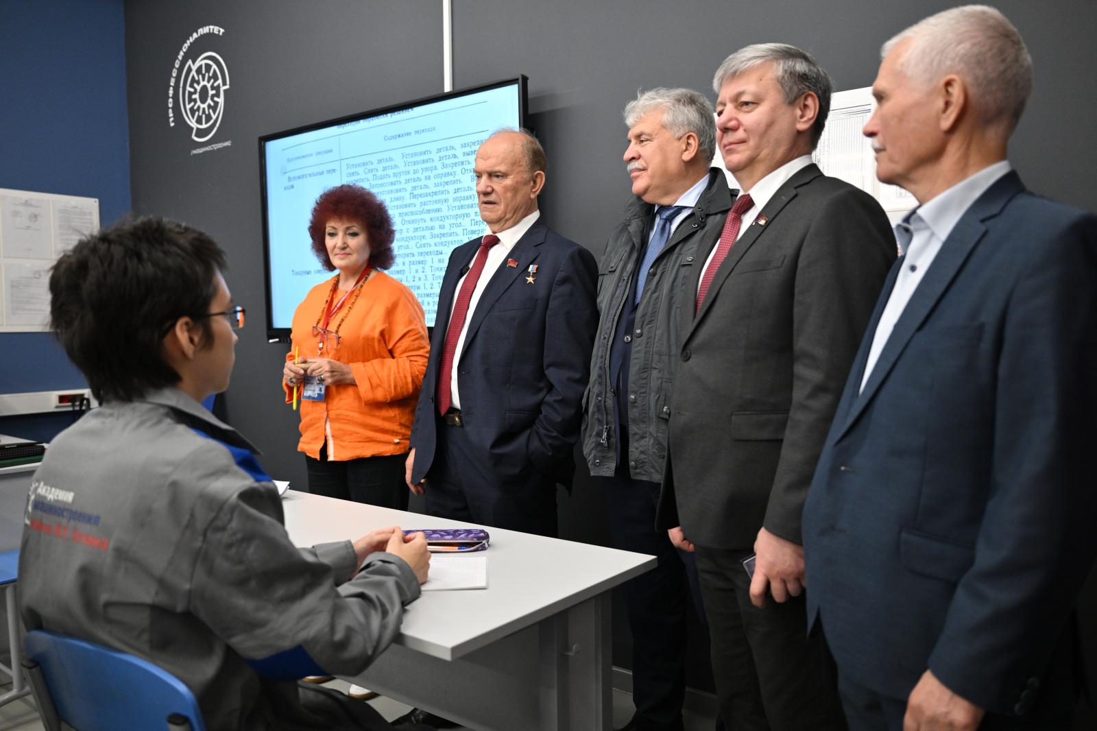 Геннадий Зюганов на Кировском заводе: Без левого народно-патриотического поворота на планете не будет ни мира, ни покоя