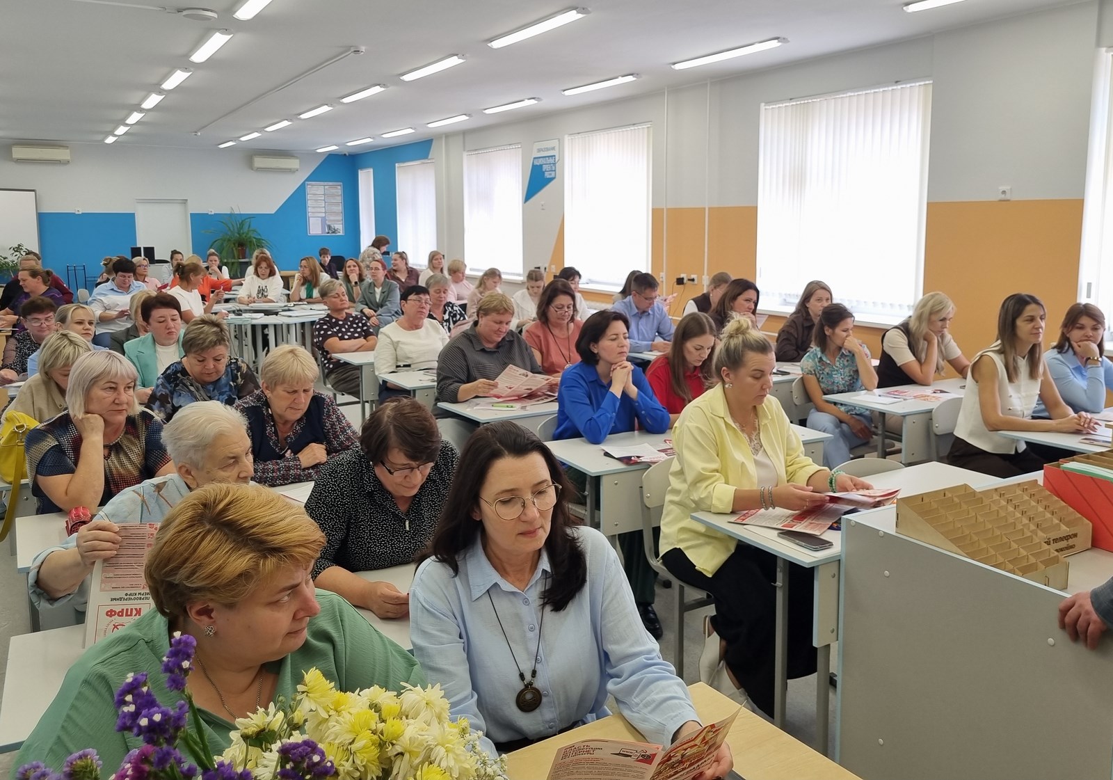 Руководитель фракции КПРФ в Мособлдуме Александр Наумов встретился с коллективом гимназии в городе Бронницы